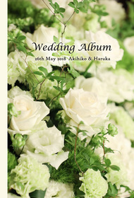グリーンの装花が爽やかで上品なこちらの表紙は、前撮り・披露宴のアルバムです