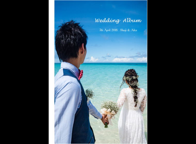 新婦の地元の宮古島での前撮りと挙式・披露宴を収めたアルバムです。1頁目：結婚式アルバム