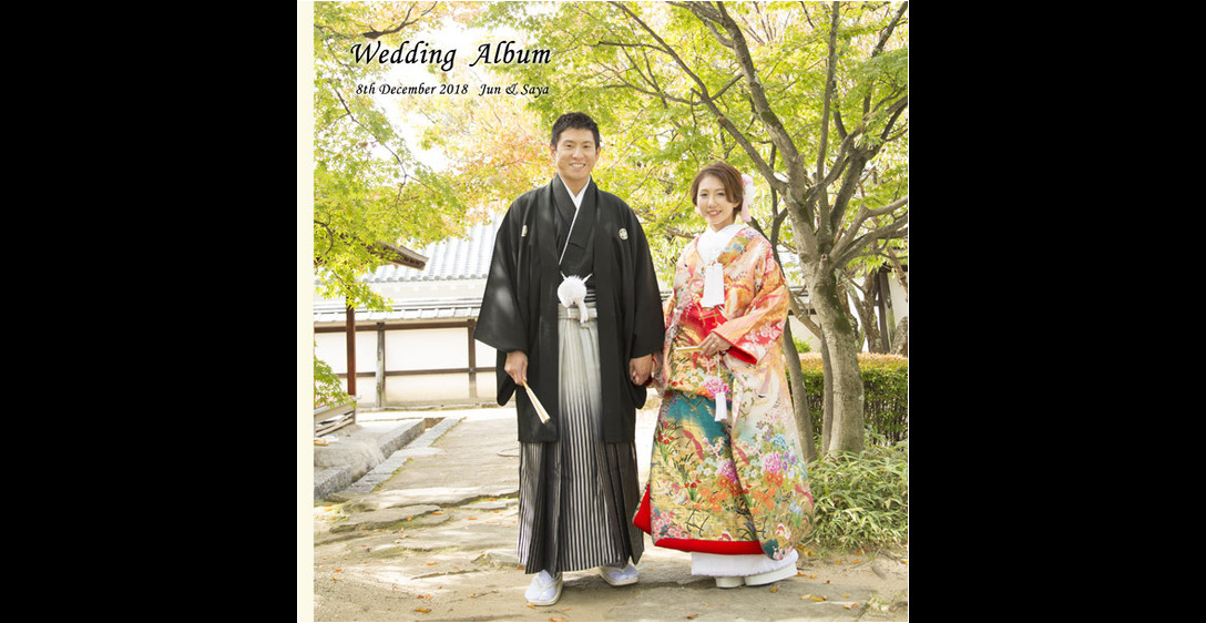 紅葉がかった緑の中でのショットが美しいこちらの表紙は、和装・洋装前撮りのアルバムです。1頁目：結婚式アルバム