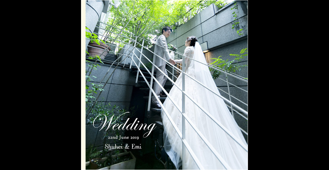 挙式・披露宴を収めたこちらのアルバム、式場は渋谷区にあるアンジェパティオです。1頁目：結婚式アルバム