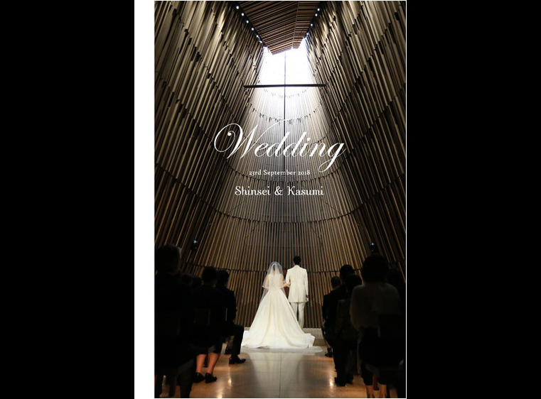 天から降り注ぐ光のシャワーが幻想的なこちらの表紙は、グランドハイアット東京での挙式・披露宴のアルバムです。1頁目：結婚式アルバム