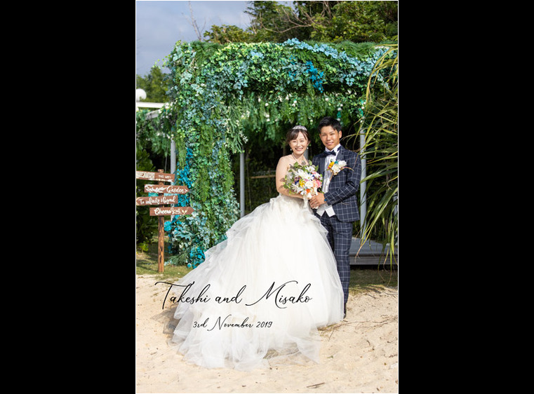 リゾート感あふれるこちらの表紙、アイネスヴィラノッツェ沖縄にて二人のお子様と一緒の結婚式です。1頁目：結婚式アルバム