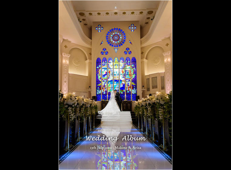 青いステンドグラスがひときわ目を引くこちらはICF札幌リラベル教会での挙式、センティール・ラ・セゾン 中島公園での披露宴のアルバムです。1頁目：結婚式アルバム