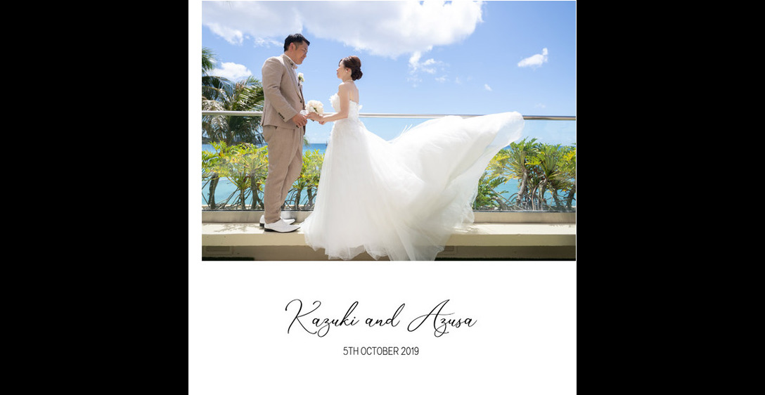 青い空をバックに手を取り合うお二人が美しいこちらの表紙は、ハワイでの挙式、ロケーション撮影、新婚旅行の様子をまとめたアルバムです。1頁目：結婚式アルバム