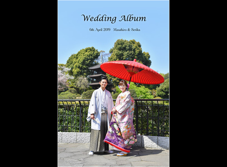 ホテル椿山荘東京で行われたこちらは、晴れ渡る晴天に満開の桜をバックに微笑むお二人の表紙から。1頁目：結婚式アルバム