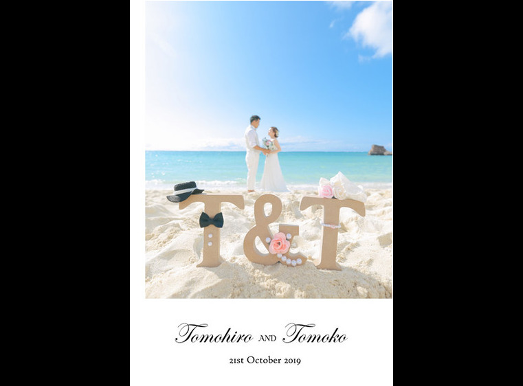 晴れ渡る青空が気持ちいいビーチでのイニシャルオブジェが表紙にこちらは、沖縄での挙式とビーチフォトのアルバムです。1頁目：結婚式アルバム