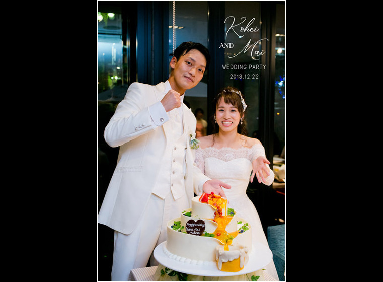 愛知県名古屋市にあるフレンチレストラン「モアチェ・モアチェ」で開かれたのは、ご友人に囲まれての賑やかなウェディングパーティー。1頁目：結婚式アルバム
