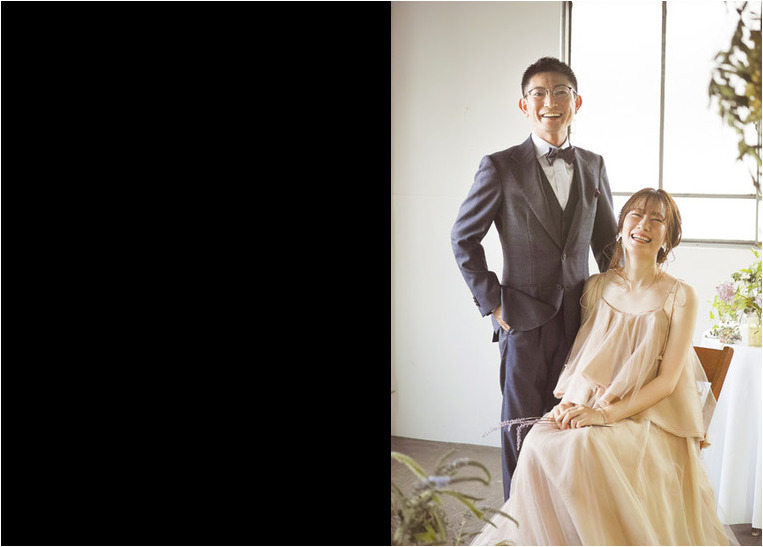 前撮りはベージュの色合いのふんわりと広がるドレスでのスタジオ撮影。2頁目：結婚式アルバム