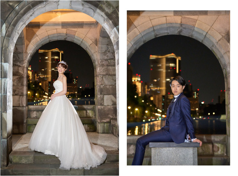 新郎は紺のタキシード、新婦はプリンセスティアラをあわせ上品でシックな装いです。3頁目：結婚式アルバム