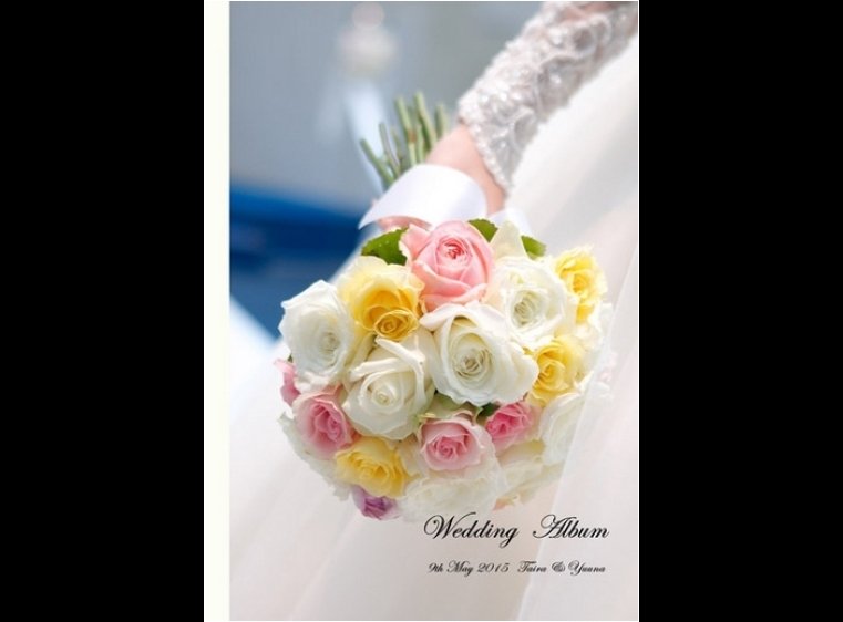 表紙にはブーケのお写真を、白いバラを基調にピンクや黄色が可愛いアクセントになっています。1頁目：結婚式アルバム