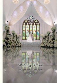 白い大理石のバージンロードに、祭壇のステンドグラスとお二人のシルエットが浮かび上がる表紙が幻想的です