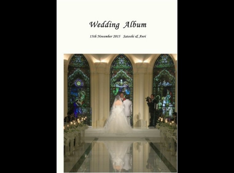 ヨーロッパの教会から譲り受けたというステンドグラスに囲まれたチャペル。1頁目：結婚式アルバム