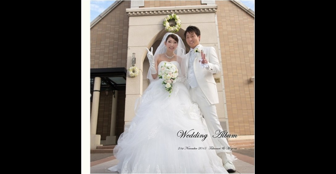 真っ白なバージンロードにお二人の立ち姿が反射し、美しいシルエットが印象的なこちらの式場はベルクラシック東京です。1頁目：結婚式アルバム