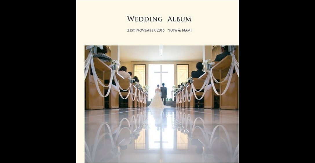 挙式会場は、正面の大きな窓があり、明るい式場で光に包まれたかのな結婚式です。1頁目：結婚式アルバム