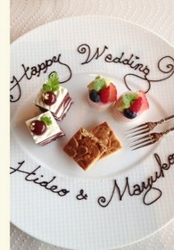 Happy Weddingのチョコ文字が入った可愛いらしいデザインプレートが表紙です